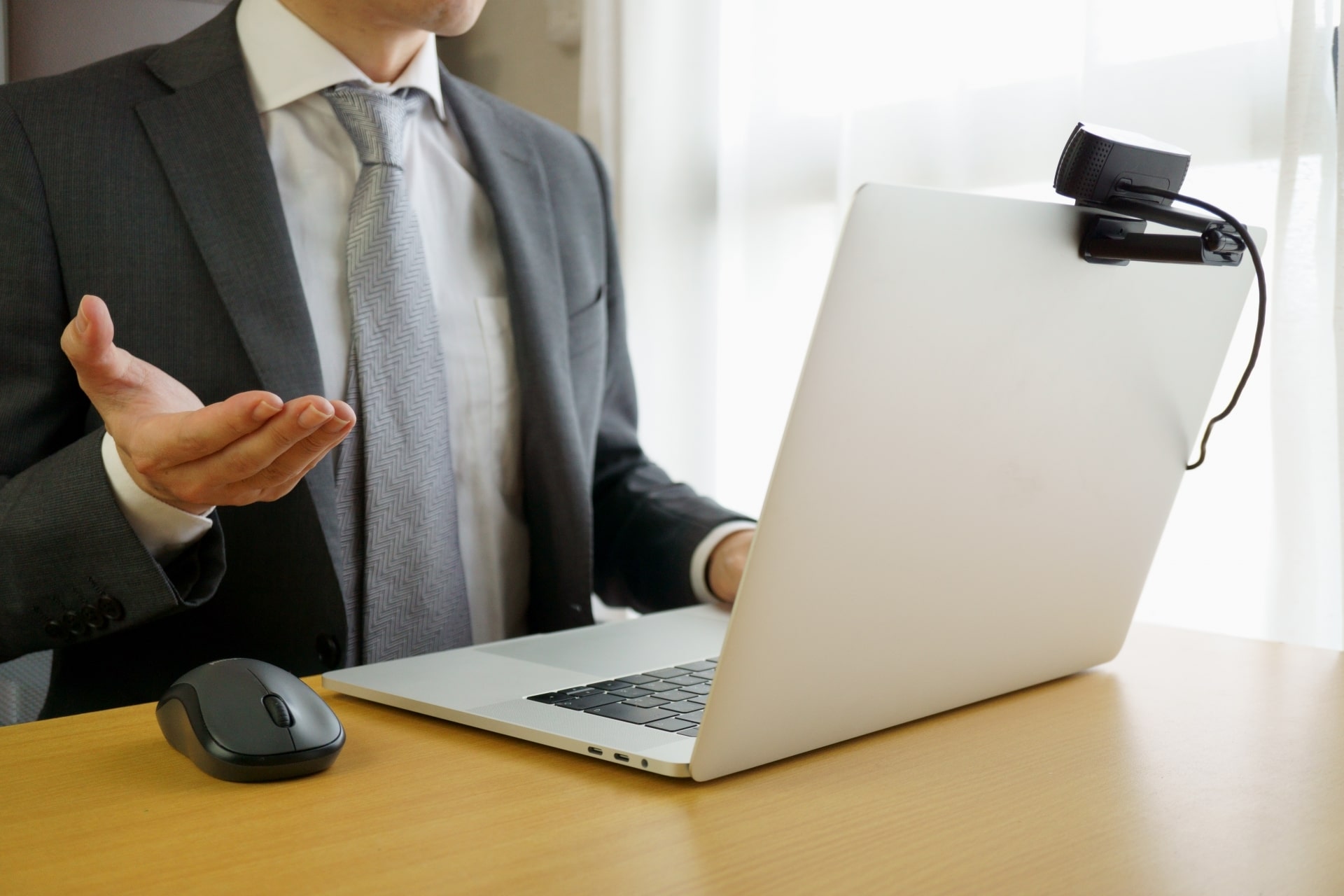 web面接をする男性のイメージ